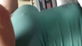 Pelacur penuh nafsu sedang memalu dirinya dengan dua model syur rumah bananchikami