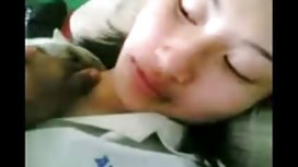 Remaja seni foto model super hot — seni pirang mengambil ayam ibu
